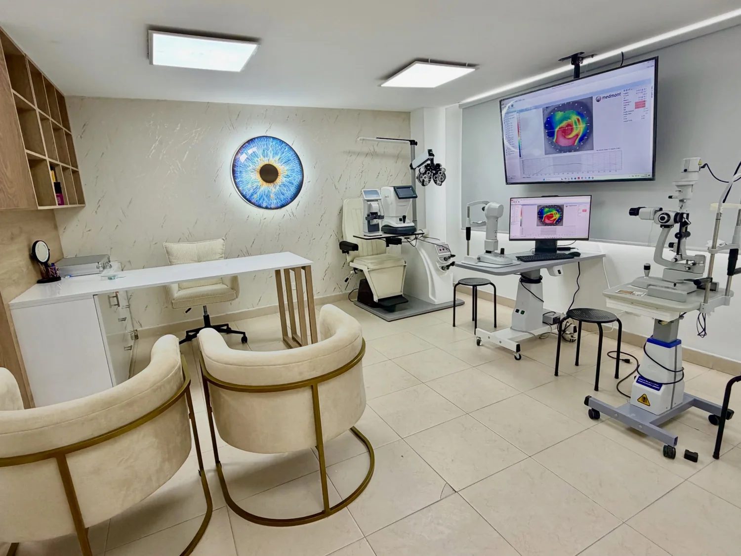 Consultorio real de Tapia Visión con equipos para evaluación visual